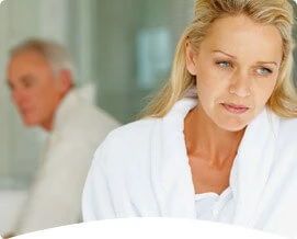 Persona experimentando interrupciones por idas frecuentes al baño.